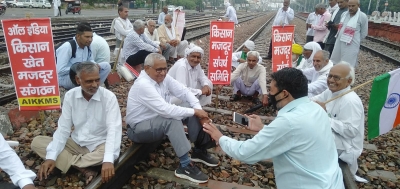  पंजाब, हरियाणा में रेल पटरियों पर बैठे प्रदर्शनकारी, यात्री परेशान