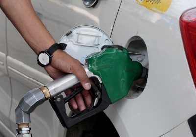  तेल कंपनियों ने आज फिर बढ़ाए दाम, दिल्ली में अब पेट्रोल हुआ 106.19 रुपये प्रति लीट