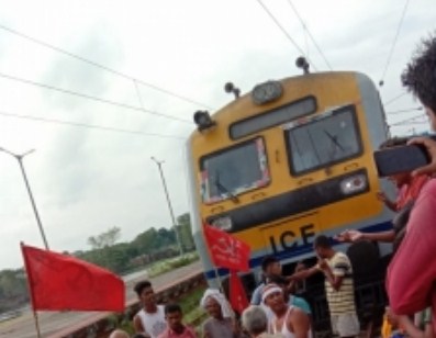  लखीमपुर हिंसा: किसान हरियाणा, बिहार और कर्नाटक में रेल पटरियों पर बैठे, 30 जगहों पर रेल सेवा प्रभावित