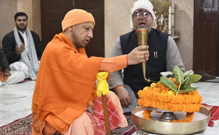 माननीय मुख्यमंत्री योगी आदित्यनाथ जी सोमवार को गोरखनाथ मंदिर, गोरखपुर में रुद्राभिषेक के बाद हवन-पूजन करते तथा प्रातः भ्रमण के दौरान गोशाला में गौसेवा करते।